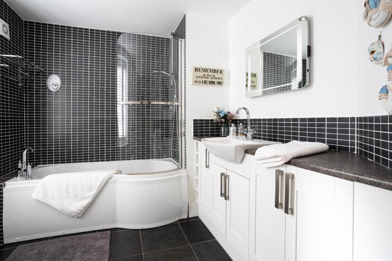 Finest Retreats - Lighthouse Cottage Rampside Exteriör bild